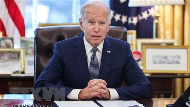 Tổng thống Mỹ Joe Biden (giữa) chủ trì một phiên họp tại Nhà Trắng ở Washington, DC. (Ảnh: AFP/TTXVN)