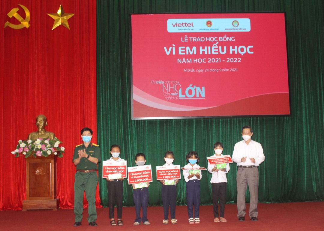 Viettel Đắk Lắk: Trao 90 suất học bổng “Vì em hiếu học” cho học sinh huyện M’Drắk