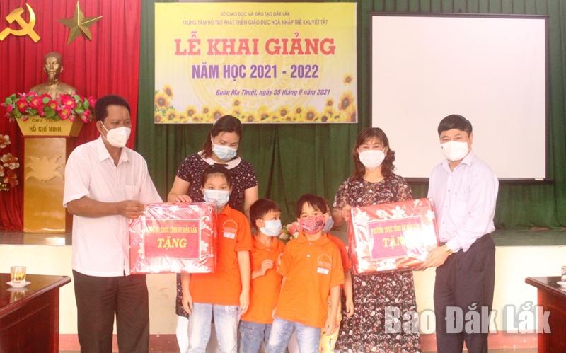 Phó Bí thư Thường trực Tỉnh ủy Phạm Minh Tấn tặng quà Tết Trung thu cho trẻ em khuyết tật