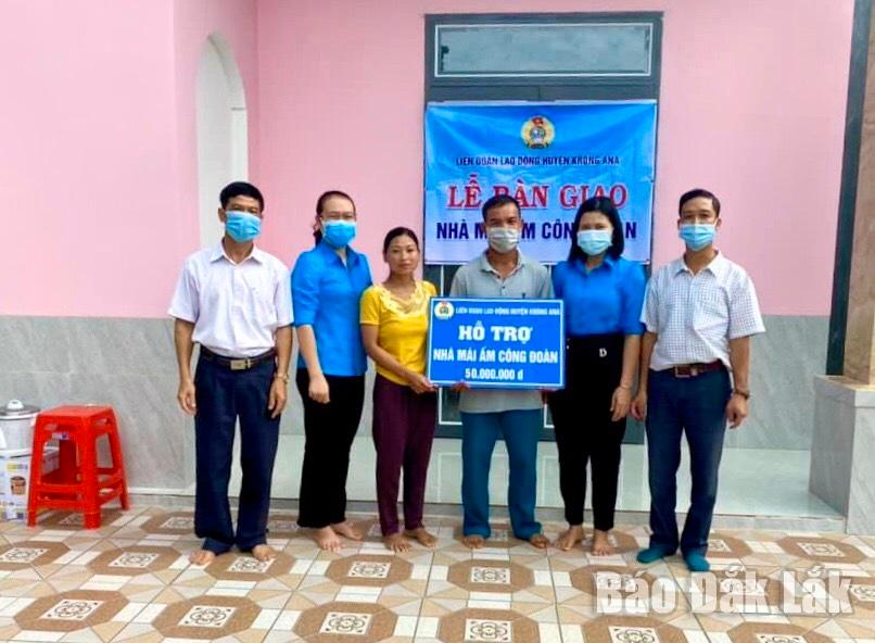 Đại diện Liên đoàn Lao động huyện Krông Ana bàn giao nhà “Mái ấm công đoàn” cho gia đình anh Y Yên Byă.