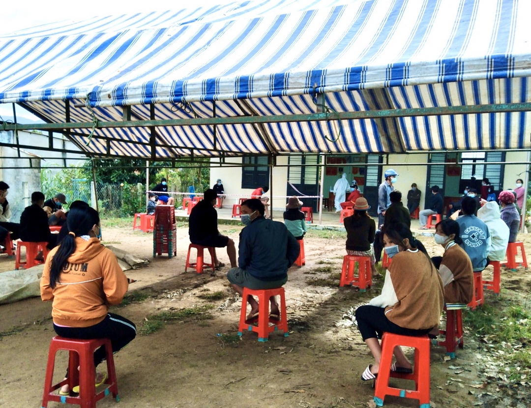 Trung tâm Y tế huyện triển khai test nhanh cho người dân xã Hòa Tân.
