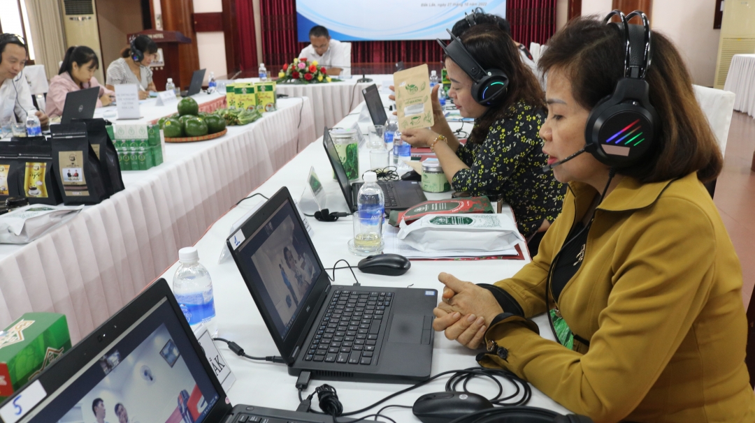 Doanh nghiệp 2 tỉnh Đắk Lắk và Quảng Trị giới thiệu, kết nối tiêu thụ sản phẩm bằng hình thức trực tuyến.