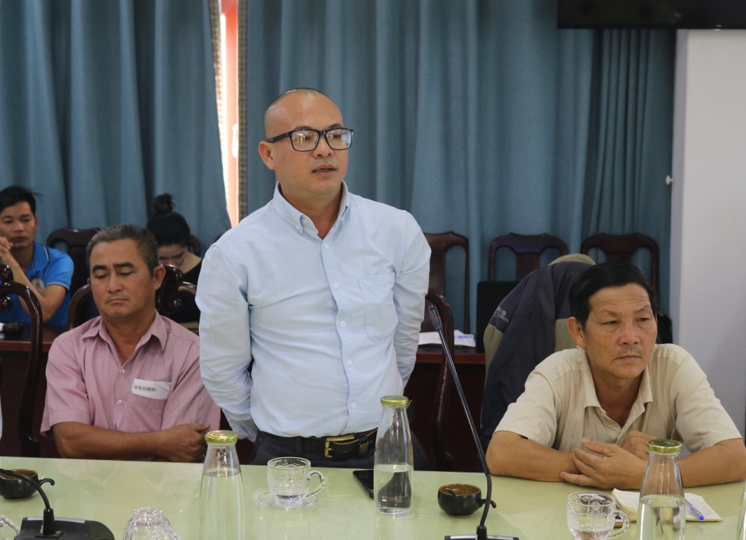 Đại diện Hợp tác xã Nông nghiệp Việt Farm (huyện Krông Pắc) hỏi về thủ tục làm hồ sơ xin cấp giống chanh dây miễn phí cho nông dân nghèo.