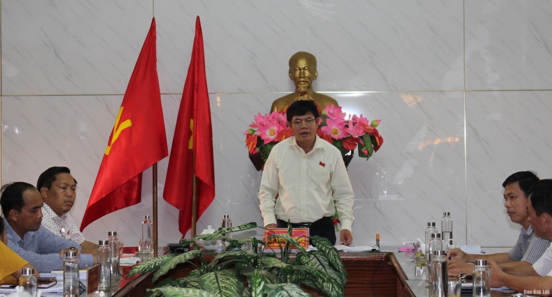 Trưởng Ban Dân tộc - HĐND tỉnh Lê Văn Cường phát biểu trong buổi làm việc với UBND huyện Ea Súp.