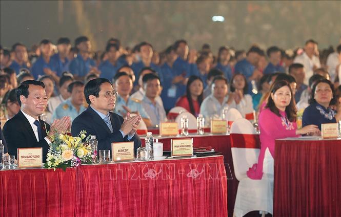 Thủ tướng Phạm Minh Chính và Bí thư Tỉnh ủy Yên Bái - Đỗ Đức Duy tại Lễ đón nhận Bằng và khai mạc Lễ hội.(Ảnh: TTXVN)