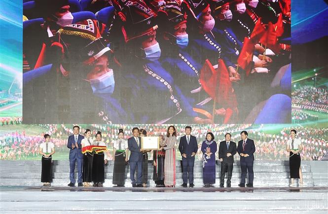 Thứ trưởng Bộ Văn hoá, Thể thao và Du lịch Hoàng Đạo Cương, đại diện Bộ Văn hóa-Thể thao và Du lịch đón nhận Bằng của UNESCO ghi danh Nghệ thuật Xòe Thái” từ bà Pauline Tamesis, Điều phối viên thường trú của Liên hợp quốc tại Việt Nam.