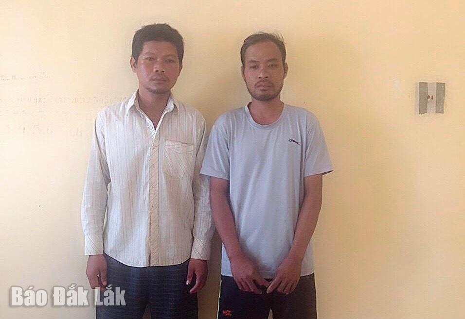 Hai đối tượng Y Khoa Rơ Tung và Y Sanh Niê tại Cơ quan cảnh sát điều tra Công an huyện Lắk.