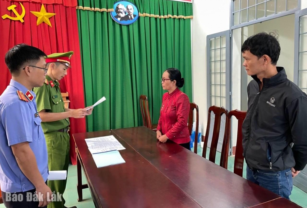 Cơ quan Cảnh sát điều tra Công an huyện Ea Hleo đọc quyết định tạm giam bà Đoàn Thị Lam.