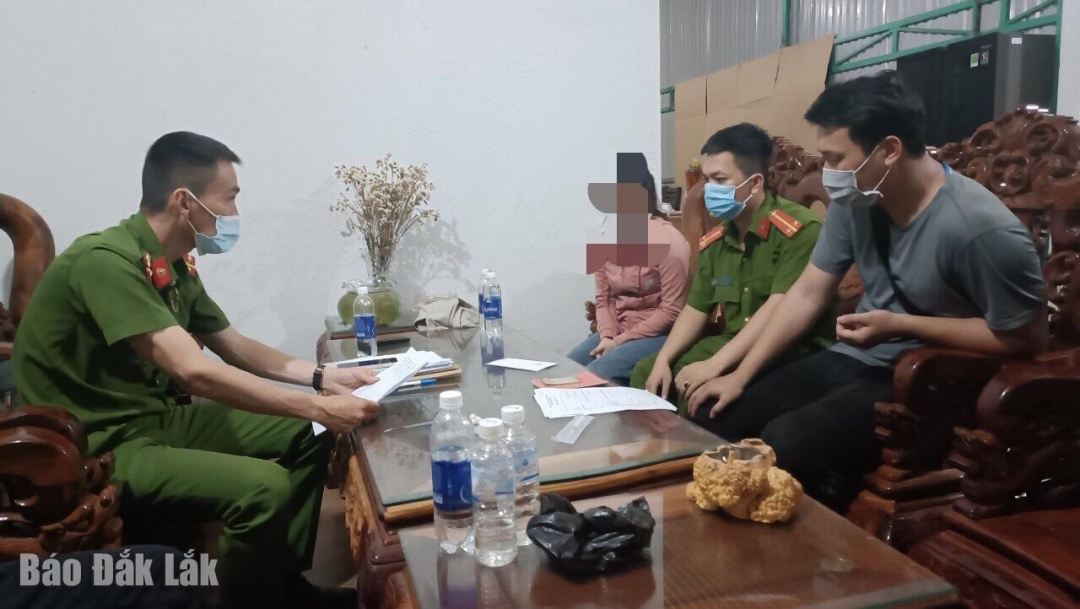 Công an huyện Ea Hleo đọc lệnh khám xét nơi ở tại nhà của một đối tượng nghi ngờ buôn bán ma tuý tại xã Cư Amung. 