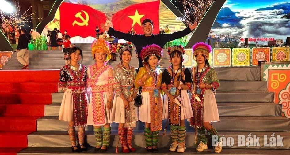 Đoàn nghệ nhân Mông (xã Cư Pui, huyện Krông Bông) tham dự Ngày hội Văn hóa Mông tại tỉnh Lai Châu.
