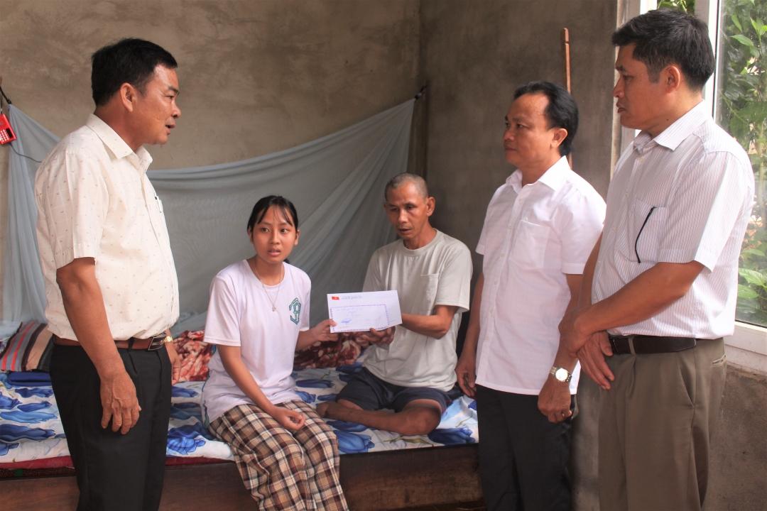Đoàn công tác trao kinh phí hỗ trợ cho gia đình em Trần Thị Thu Trinh (xã Ea Kênh)