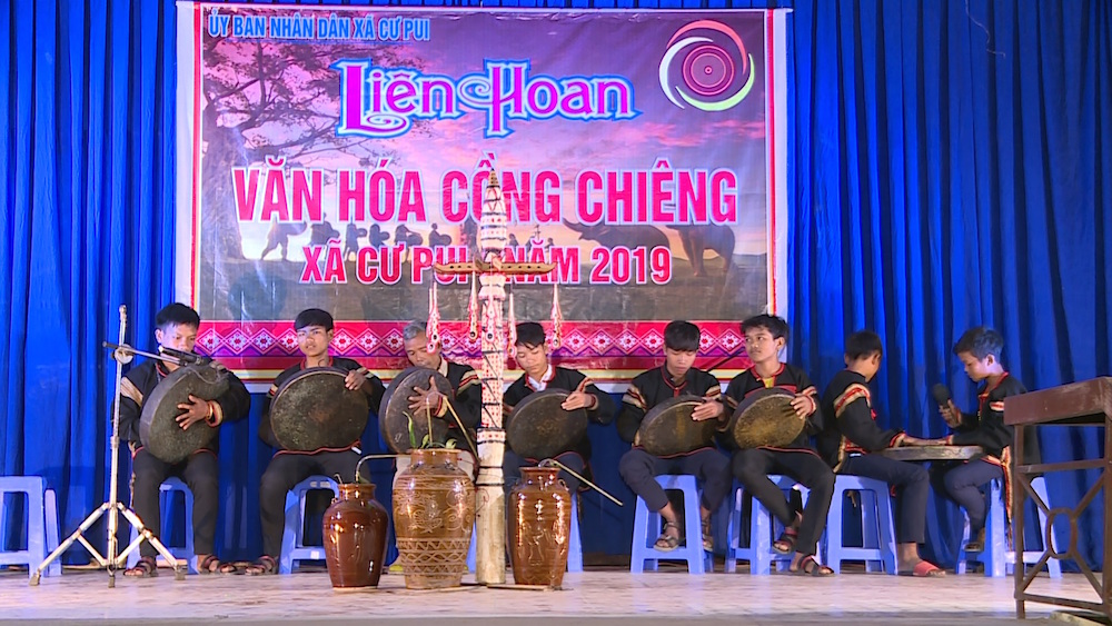 Một tiết mục biểu diễn cồng chiêng tại Liên hoan văn hóa cồng chiêng xã Cư Pui (huyện Krông Bông) năm 2019