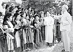 Bác Hồ với phụ nữ các dân tộc thiểu số tỉnh Hà Giang        Ảnh: T.L