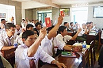 Các đại biểu tại Đại hội Đảng bộ Công ty Cổ phần thi công cơ giới Đồng Tâm lần thứ XIII biểu quyết thông qua các chỉ tiêu của nhiệm kỳ 2010-2015