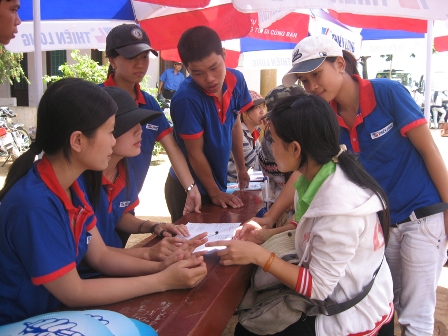 Thanh niên tình nguyện Trường ĐH Tây Nguyên tham gia chiến dịch tư vấn mùa thi (Ảnh: Lan Anh)