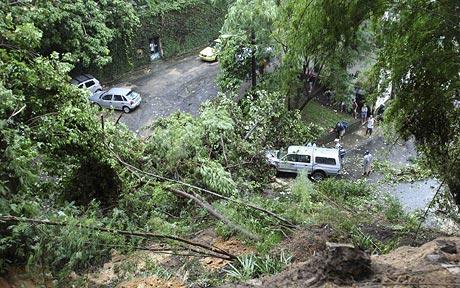 Lở đất đã cuốn trôi khoảng 40 căn nhà ở Rio de Janeiro của Brazil, chôn vùi thêm tới 200 người nữa, sau khi khu vực bị đợt mưa lớn nhất trong nhiều thập kỷ qua “hoành hành”. Các nhân viên cứu hộ vẫn tiếp tục tìm kiếm người sống sót từ những đợt lở đất trước. Con số người chết hiện được khẳng định là 150 nhưng sẽ còn tăng mạnh.