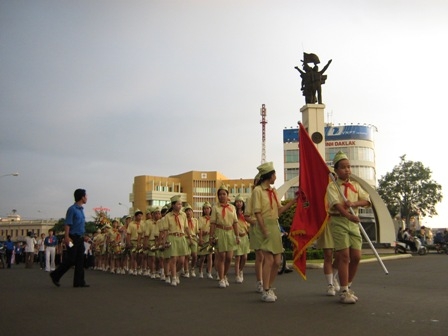 Thiếu nhi diễu hành cổ động chào mừng lễ kỷ niệm 35 năm Chiến thắng Buôn Ma Thuột