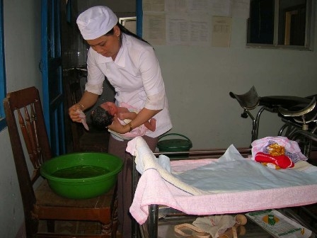 Chăm sóc trẻ sơ sinh tại Trạm Y tế xã Krông Na (Buôn Đôn).  Ảnh: Kim Oanh