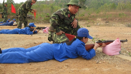 Kiểm tra môn bắn đạn thật của chiến sĩ tự vệ. (Ảnh: Hữu Gia)