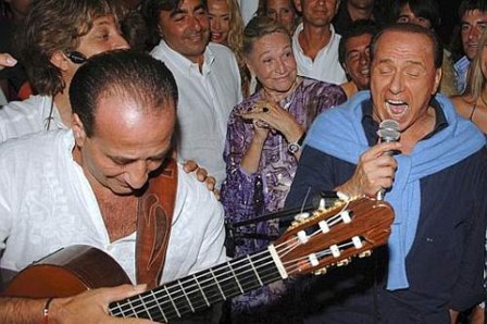 Phút thăng hoa của Thủ tướng Ý Silvio Berlusconi (người đánh đàn).    Ảnh: Internet