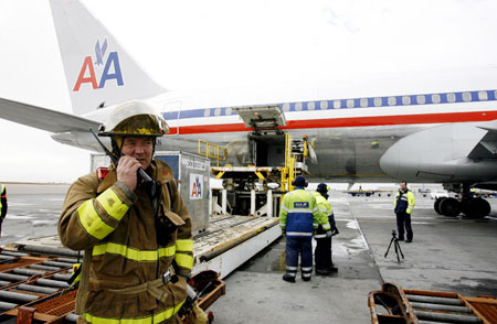 Chiếc máy bay Boeing 767-300 của hãng hàng không Mỹ American Airlines đã phải hạ cánh khẩn cấp xuống sân bay Keflavik ở Iceland sau khi phát hiện có khói độc trong buồng lái làm một số hành khách và năm thành viên phi hành đoàn bị choáng.