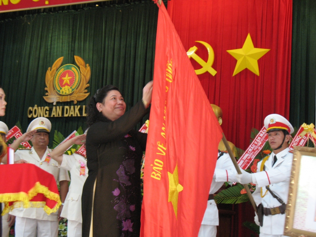 Đồng chí Tòng Thị Phóng gắn huân chương chiến công lên quân kỳ