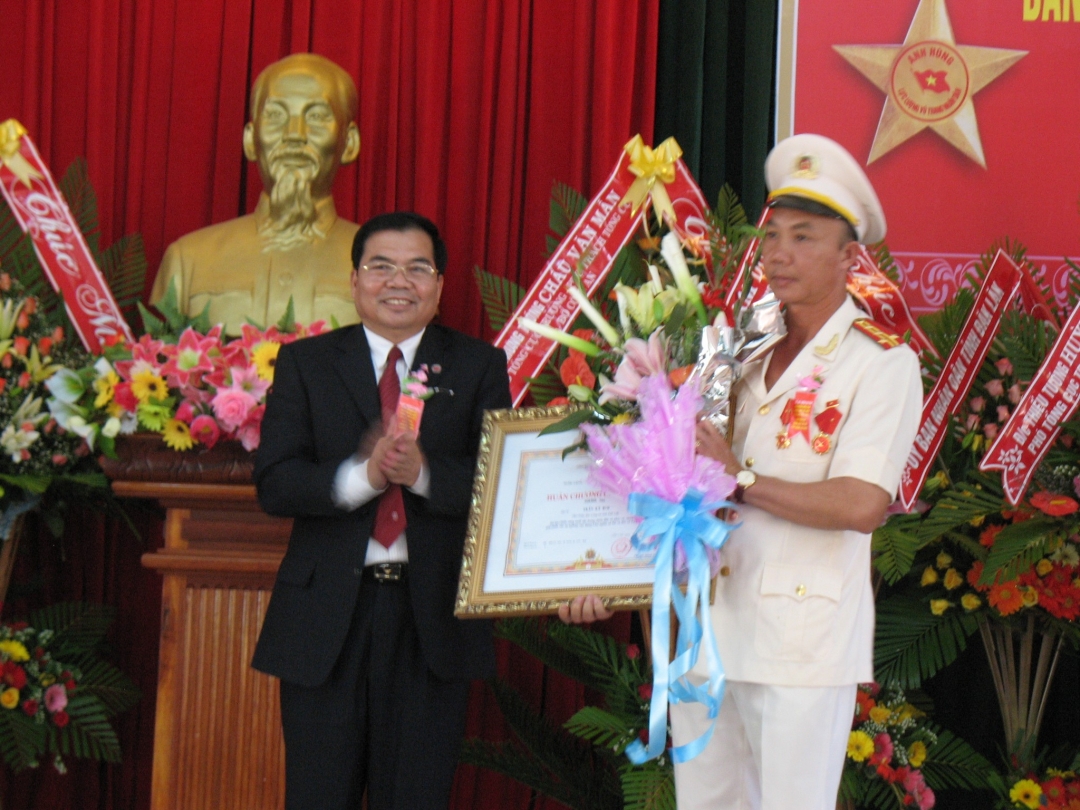 Thừa ủy quyền chủ tịch nước, đồng chí Mai Văn Năm trao tặng  Huân chương chiến công hạng Nhì cho Đại tá Trần Kỳ Rơi