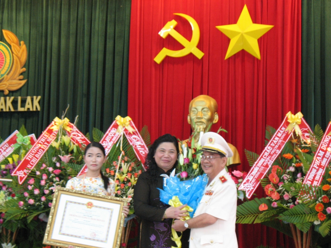 ...Chúc mừng Thiếu tướng Huỳnh Huề được Nhà nước phong tặng danh hiệu AHLLVTND