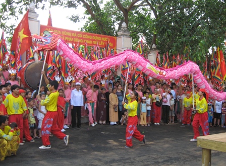 Múa lân mừng Ngày Giỗ Tổ.