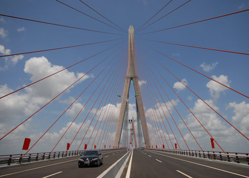 Cầu Cần Thơ là cây cầu dây văng lớn nhất Đong Nam Á.