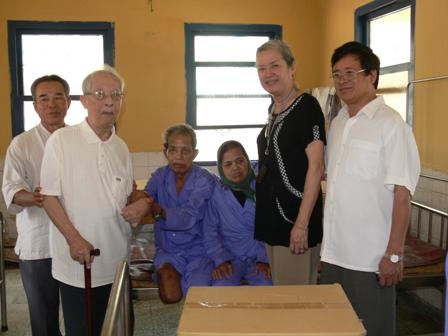 Đồng chí Trần Quốc Hương (thứ hai, tính từ trái sang phải) cùng các đồng chí nguyên là lãnh đạo UBND tỉnh, HĐND tỉnh và các bệnh nhân ở Trại phong Ea Na.
