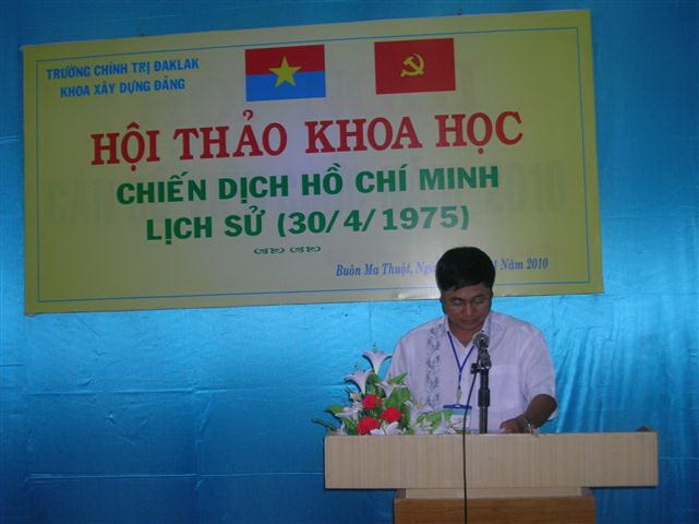 Đồng chí Phạm Minh Tấn, Hiệu trưởng nhà trường phát biểu tại Hội thảo