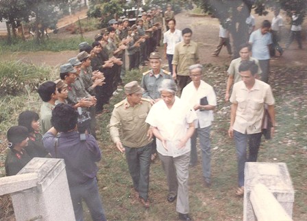 Ông Lê Xuân Bá (hàng đầu tiên, bên trái) cùng cán bộ chiến sĩ đón Chủ tịch HĐBT Đỗ Mười về thăm Sư đoàn 470 tháng 10-1990.