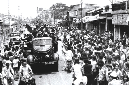 Nhân dân Sài Gòn đón chào đoàn quân giải phóng ngày 30-4-1975. (Ảnh: T.L)