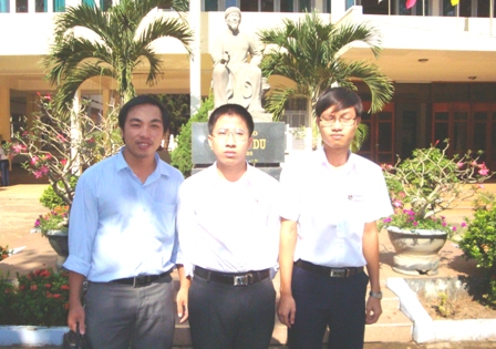 Thầy Trần Văn Phương (bìa trái) và hai học sinh tham gia dự thi chọn Đội tuyển quốc gia dự thi Olympic Hóa học Quốc tế năm 2010.