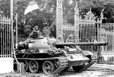 Xe tăng của quân Giải phóng tiến vào dinh Độc Lập ngày 30-4-1975