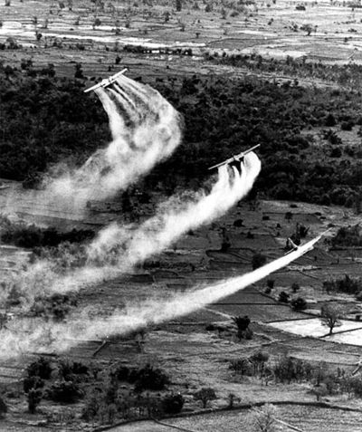 Các máy bay không quân Mỹ rải chất độc da cam xuống miền nam Việt Nam ngày 17/6/1966. 