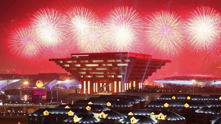 Pháo hoa quanh gian triển lãm Trung Quốc trong đêm khai màn Thượng Hải World Expo 2010 -