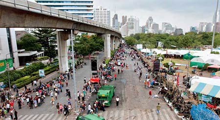 người biểu tình đã dời các chướng ngại vật trên đại lộ Ratchadamri để lấy lối vào cổng cấp cứu bệnh viện Chulalongkorn. 