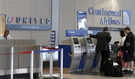 Hai hãng hàng không lớn nhất của Mỹ là Continental và United airlines ngày 2-5 đã nhất trí thỏa thuận sáp nhập hai công ty này thành một công ty hàng không lớn nhất thế giới, với giá trị hợp đồng lên tới 3,2 tỷ đô la.