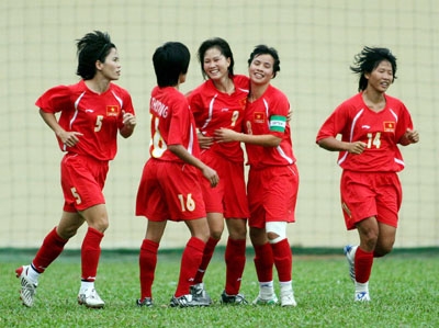 Đào Thị Miện (Người đeo băng đội trưởng) là một trong những ứng cử viên cho danh hiệu quả bóng vàng của nữ.
