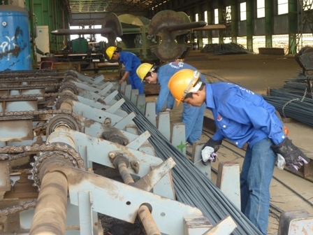 Sản xuất thép ở Công ty Cổ phần thép Đông Nam Á.