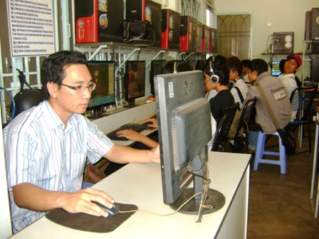 Đoàn viên Trần Xuân Thế đang điều hành quán Internet.