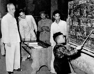 Bác Hồ thăm lớp học vỡ lòng phố Hàng Than, Hà Nội (1958).  (Ảnh: T.L)