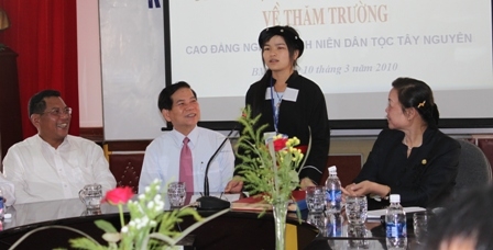 Chủ tịch Nước Nguyễn Minh Triết trò với các học sinh dân tộc thiểu số trong chuyến thăm Trường Cao đẳng day nghề Thanh niên Tây Nguyên