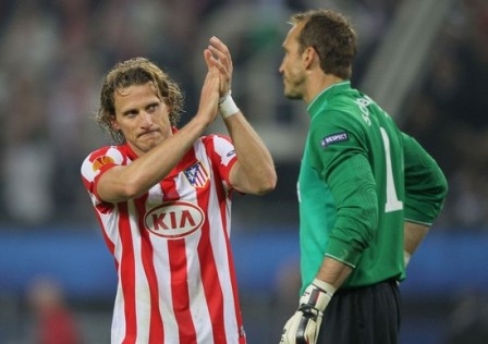 Diego Forlan (trái) đóng vai trò người hùng trong chiến thắng của Atletico.