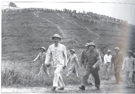 hủ tịch Hồ Chí Minh thăm bộ đội diễn tập chiến đấu, 27-4-1957