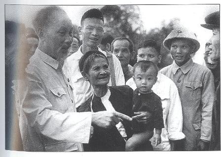 Bà con làng Sen, xã Kim Liên đón Chủ tịch Hồ Chí Minh về thăm lại quê nhà sau 50 năm xa cách