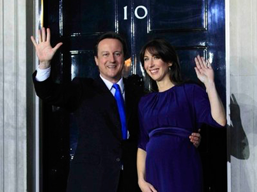 Tân thủ tướng Anh David Cameron và vợ đã xuất hiện trước văn phòng chính phủ ở số 10 phố Downing