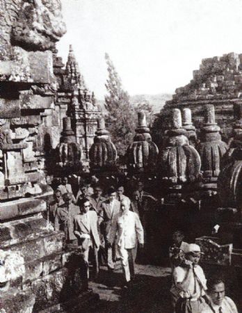 Chủ tịch Hồ Chí Minh thăm đền Borobudur, trong dịp Người sang thăm hữu nghị nước Cộng hòa Indonesia (2-1959).